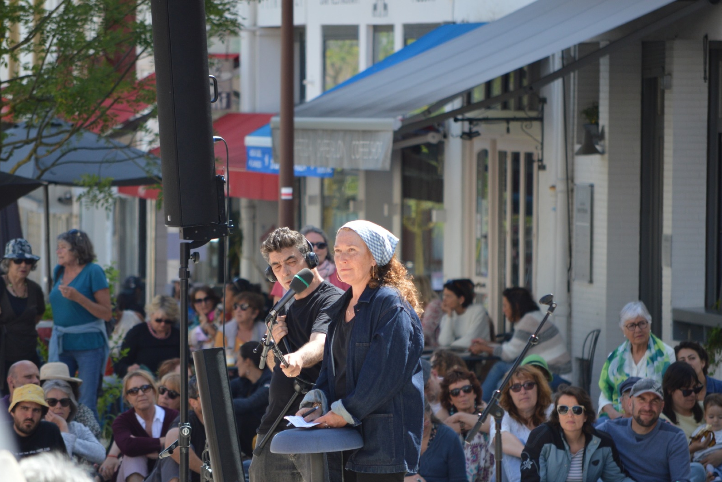 Presque égal à • en espace public